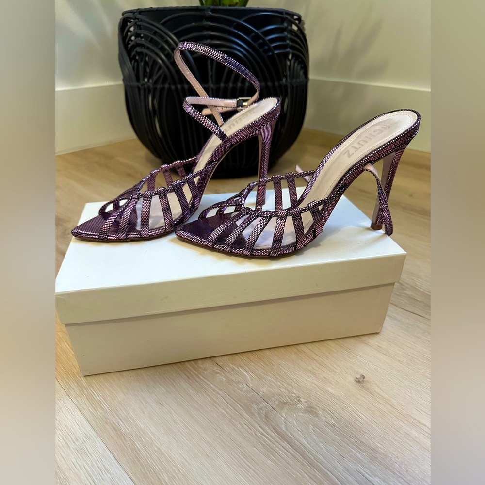 SCHUTZ KELLIE LEATHER ANKLE STRAP SANDAL IN CERISE METALLIC LEATHER 6.5